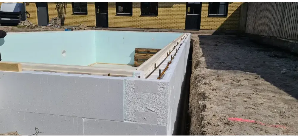 Thermopool Standard Plus – white insulated concrete wall, blue mosaic tiles
